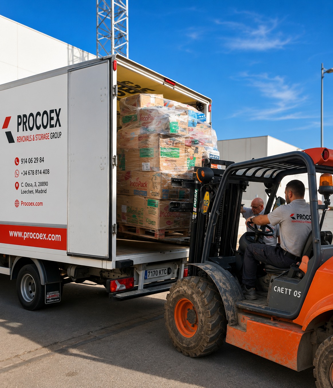 Operarios de Procoex cargando con carretilla elevadora un palé completo de productos de ayuda humanitaria en un furgón de la flota