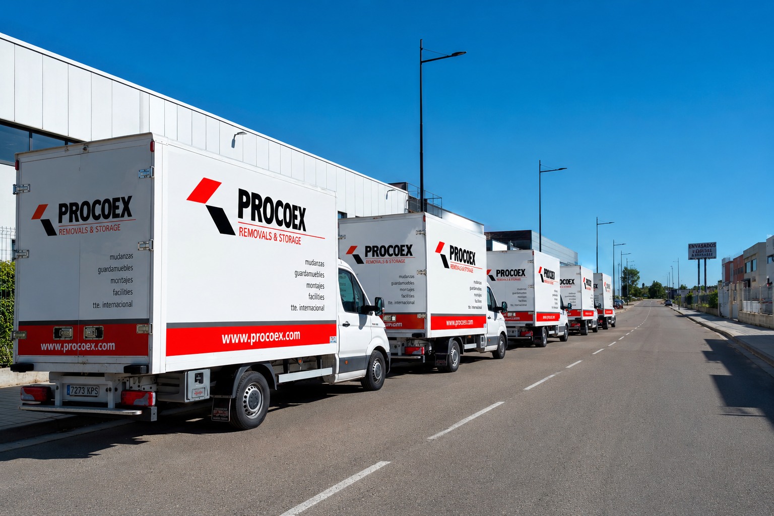 Cinco furgones Procoex alineados en la calle listos para partir hacia Valencia con ayuda humanitaria tras la DANA